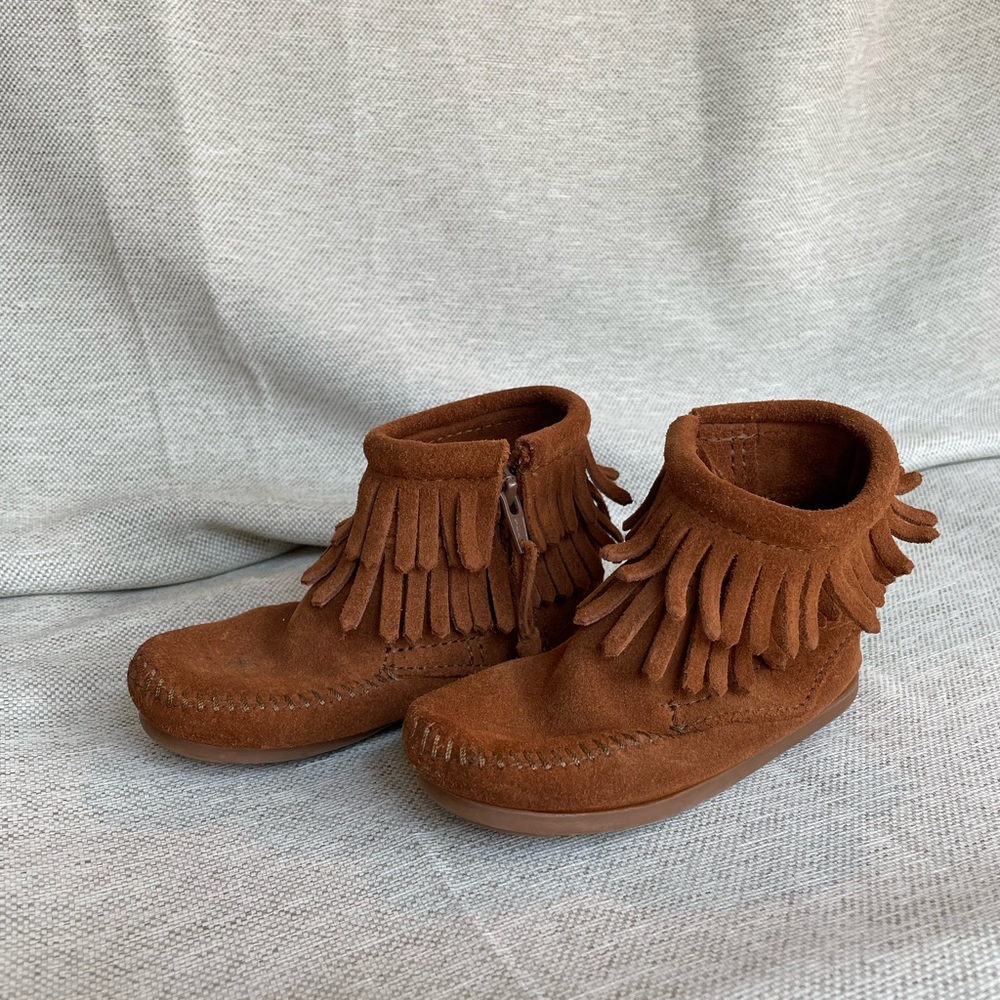 GUC Minnetonka Moccasin Fringe Boots for your toddler! Size 9T.